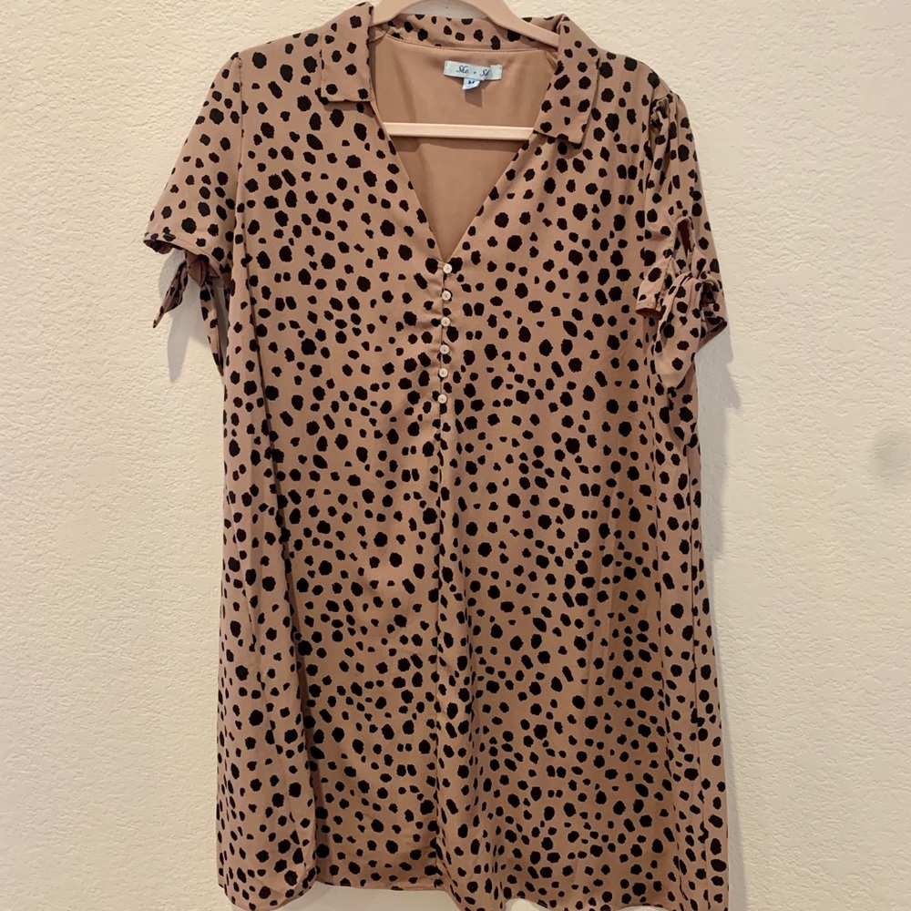 She + Sky short flowy dress. Blush w/ black polka dots. Ties on the sleeves.